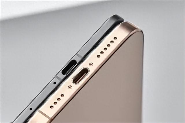 最薄折叠屏50W 无线充电开启便捷新体验